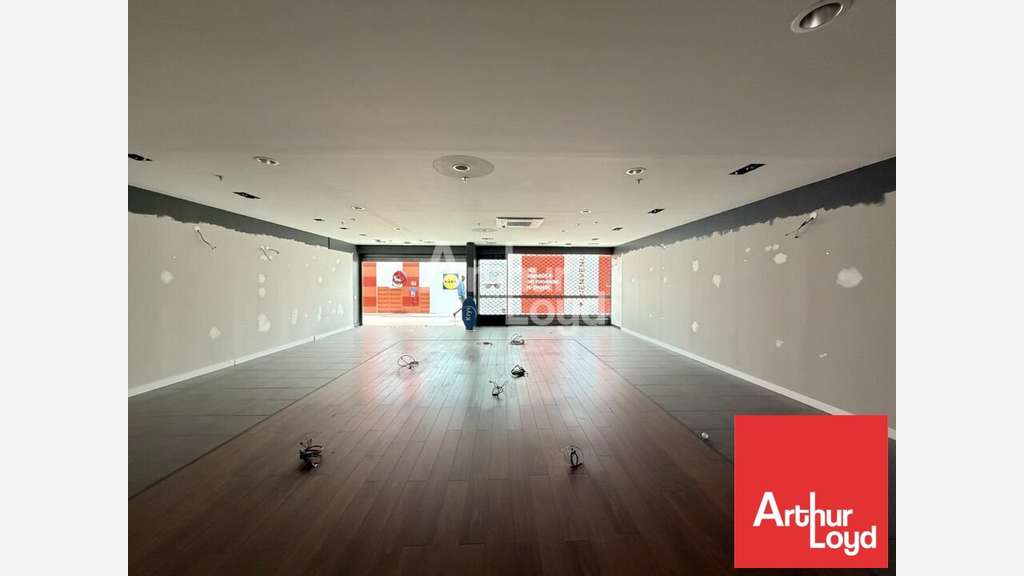 Cellule 139m² à louer à Chauray Mendes France