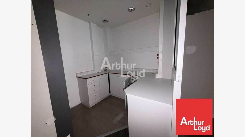 Cellule 139m² à louer à Chauray Mendes France