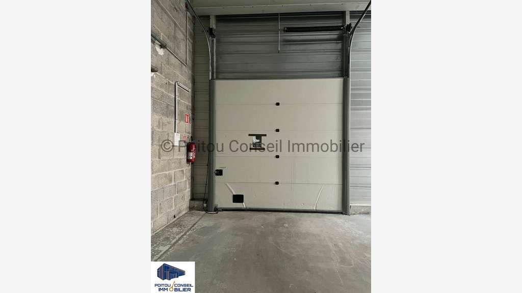 Local commercial 1185m² à louer à Chauray