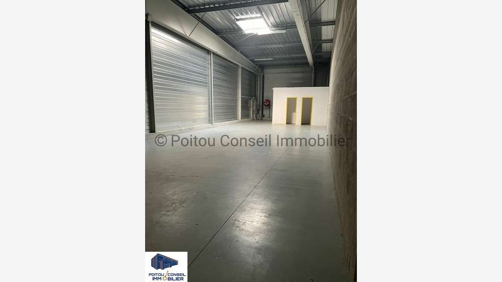 Local commercial 1185m² à louer à Chauray