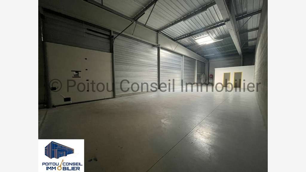 Local commercial 1185m² à louer à Chauray