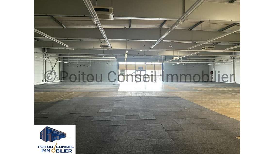 Local commercial 1185m² à louer à Chauray