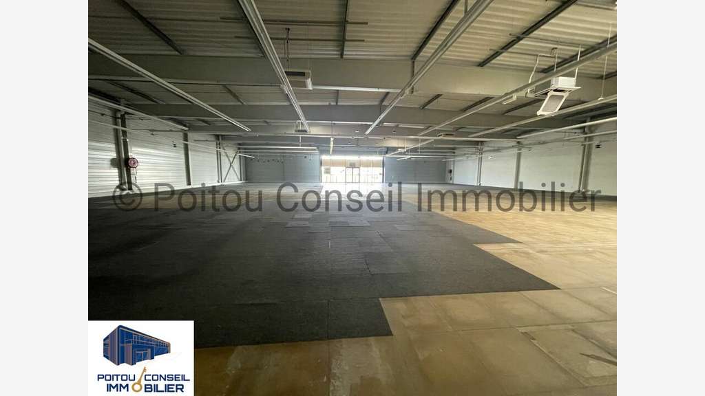 Local commercial 1185m² à louer à Chauray