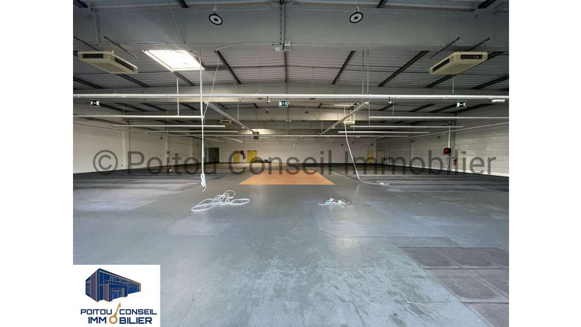 Local commercial 1185m² à louer à Chauray 