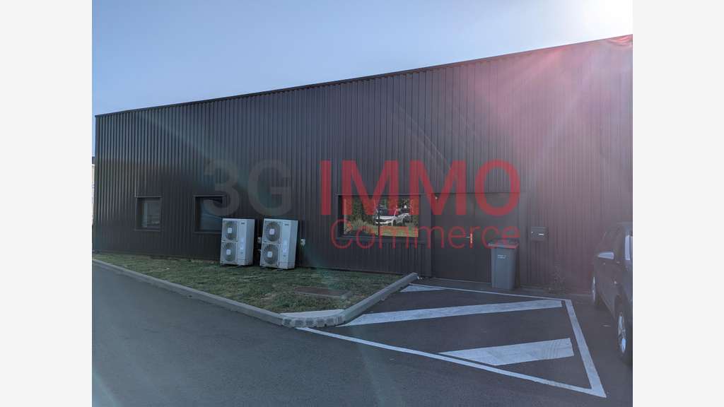 A louer local commercial 592m² zone Niort Chauray