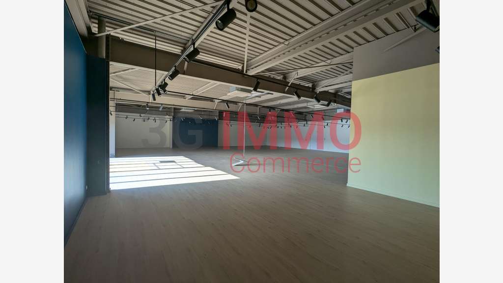 A louer local commercial 592m² zone Niort Chauray