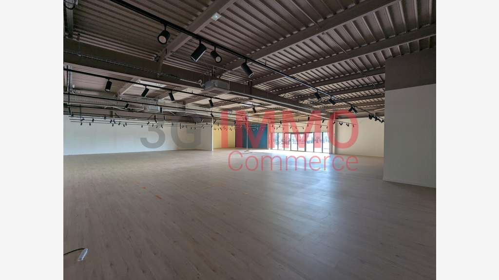 A louer local commercial 592m² zone Niort Chauray