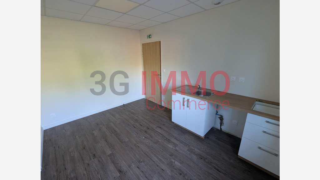 A louer local commercial 592m² zone Niort Chauray