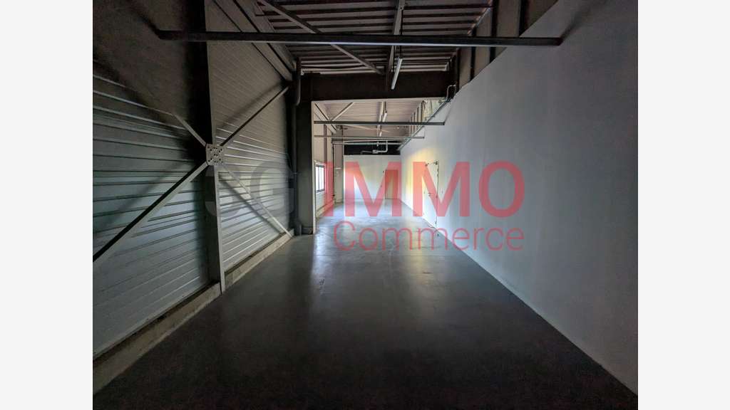 A louer local commercial 592m² zone Niort Chauray