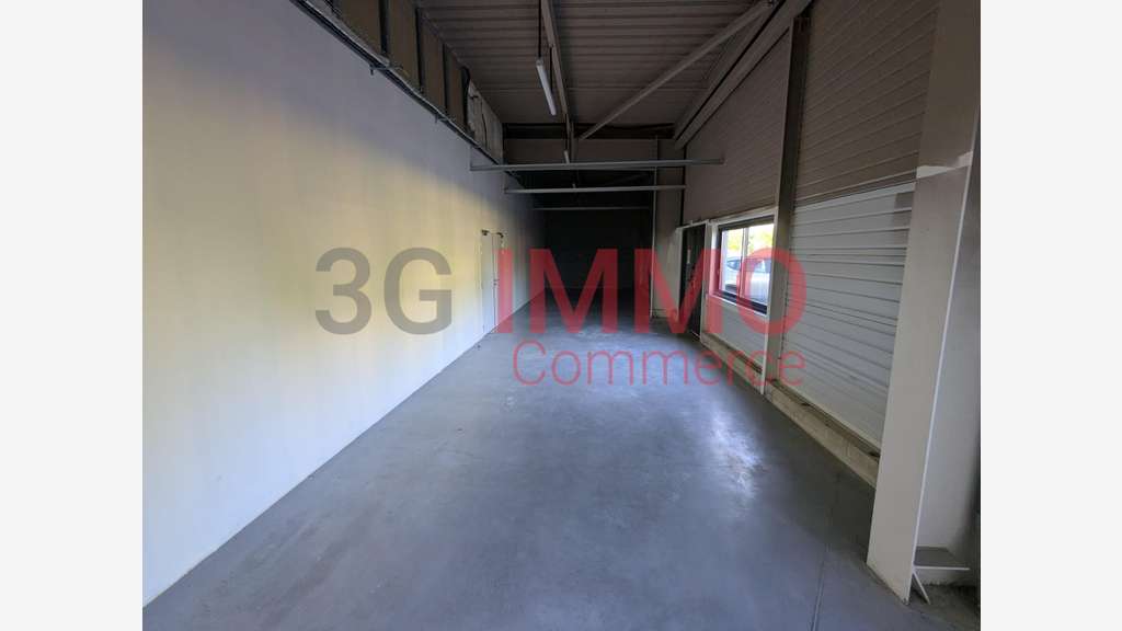 A louer local commercial 592m² zone Niort Chauray