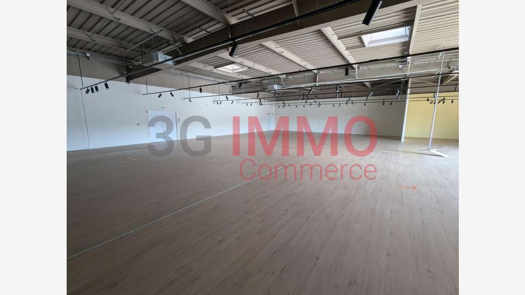 A louer local commercial 592m² zone Niort Chauray