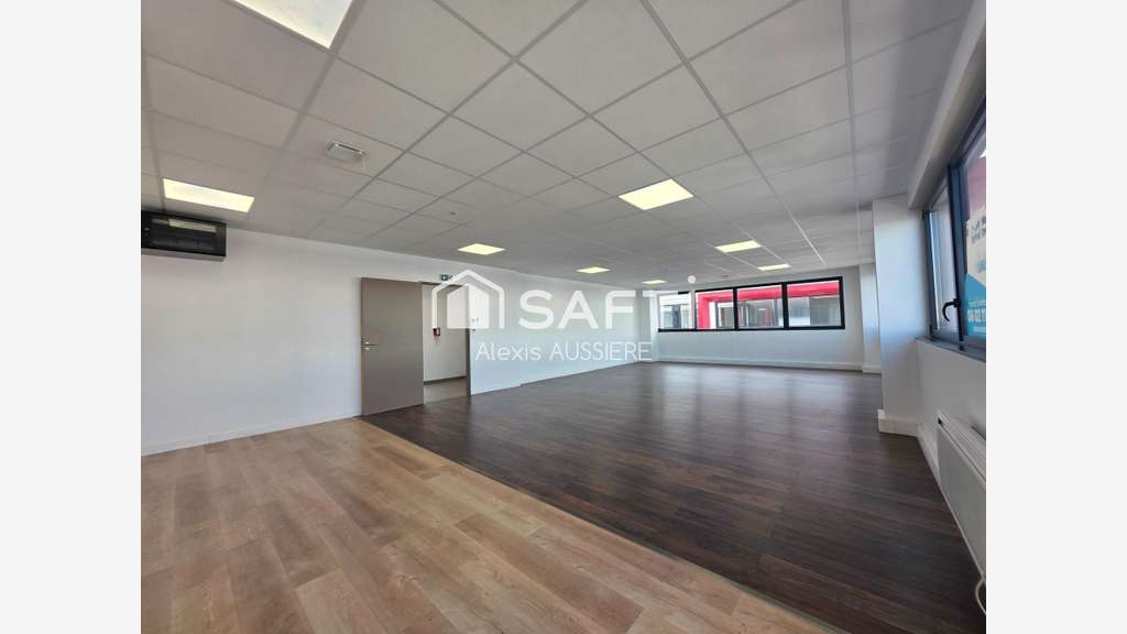 A louer local commercial 262m² Chanteloup-en-Brie