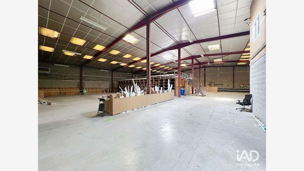 A louer local d'activité de 1345m² Chevry-Cossigny