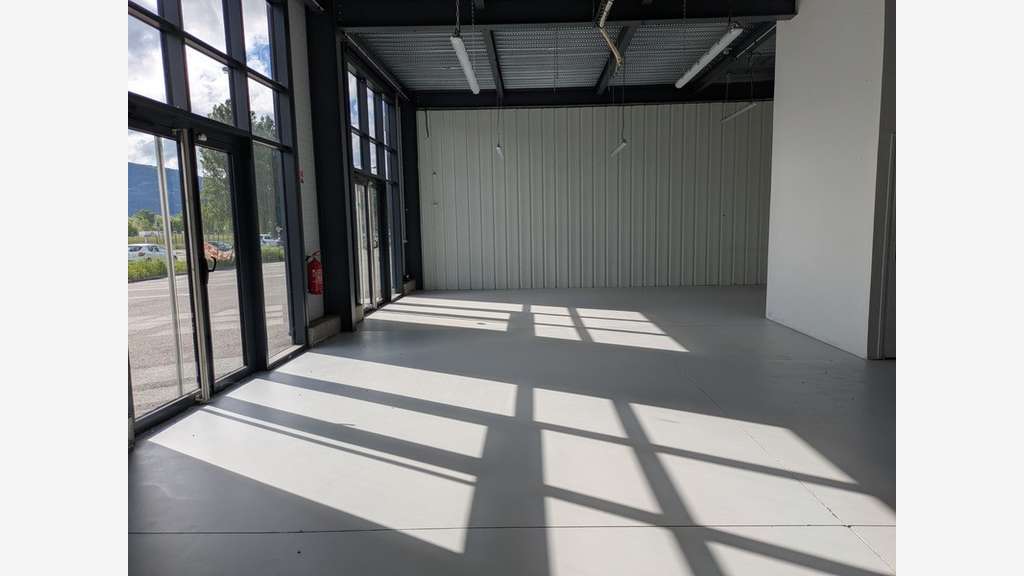 Loue local commercial neuf 380m² proche Chambéry