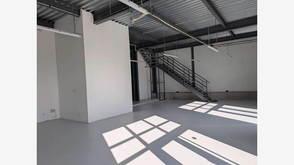 Loue local commercial neuf 380m² proche Chambéry