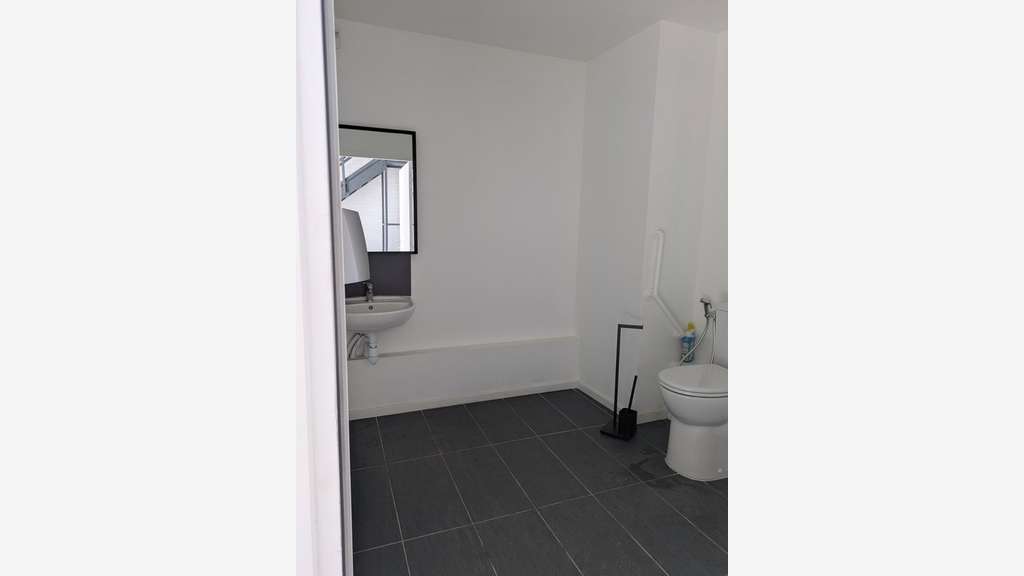 Loue local commercial neuf 380m² proche Chambéry