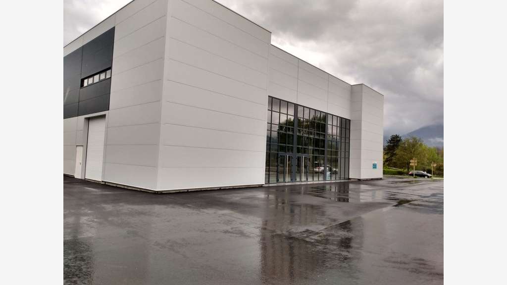Loue local commercial neuf 380m² proche Chambéry