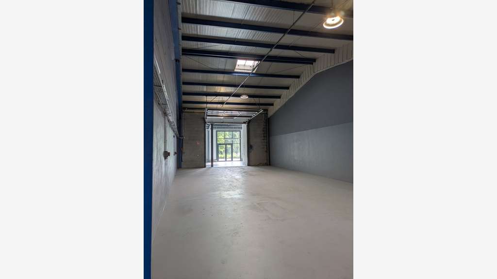 Loue local commercial neuf 380m² proche Chambéry