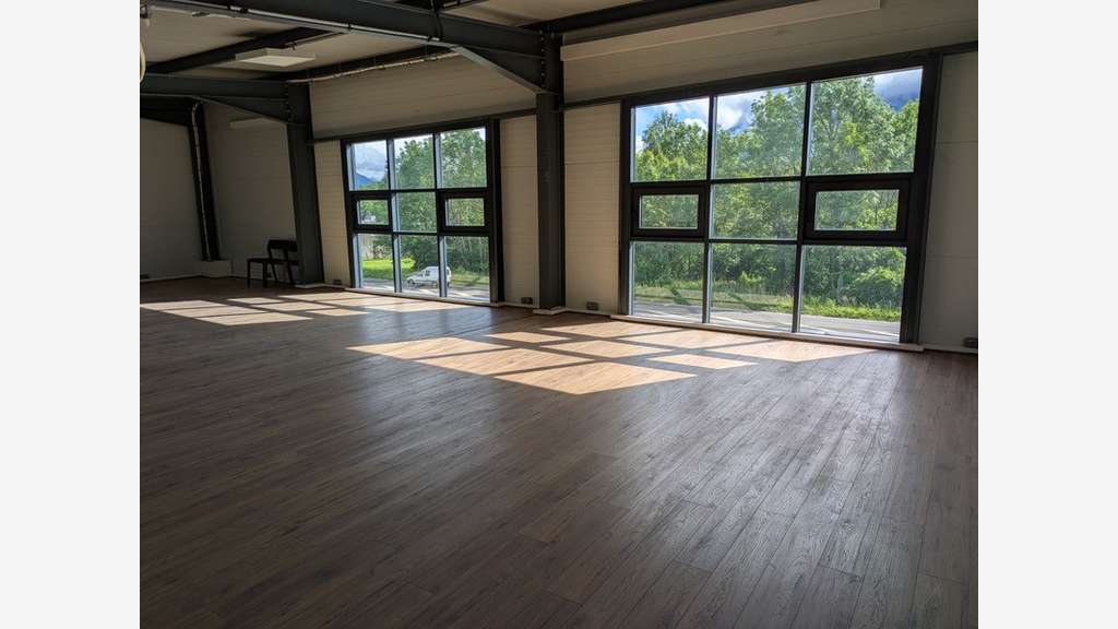 Loue local commercial neuf 380m² proche Chambéry