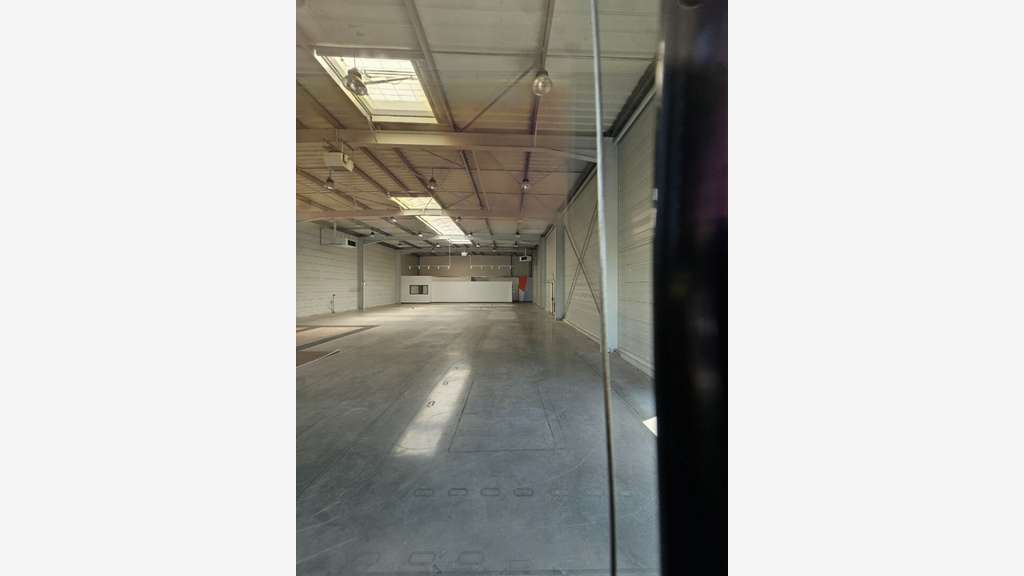 Vente local commercial excellent état 680m² Cholet