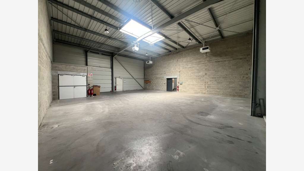 Vente local commercial excellent état 680m² Cholet