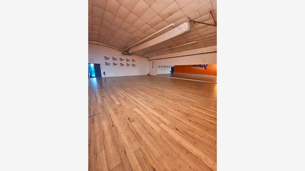 A louer locaux 510m²sur axe fréquenté à Cholet