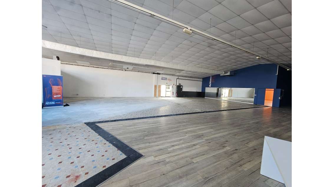 A louer locaux 510m²sur axe fréquenté à Cholet