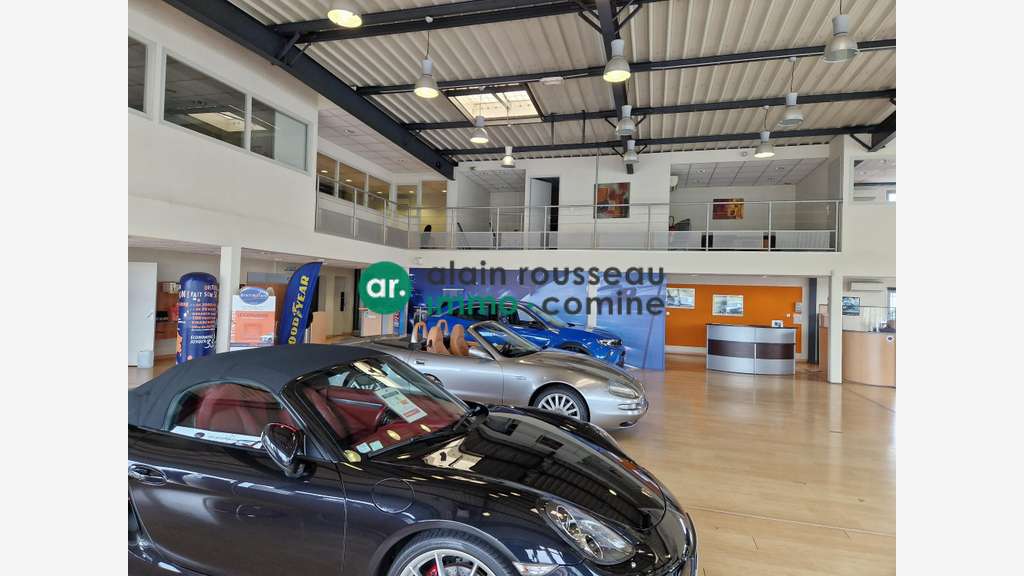 Local commercial 1725m² à louer à Cholet 