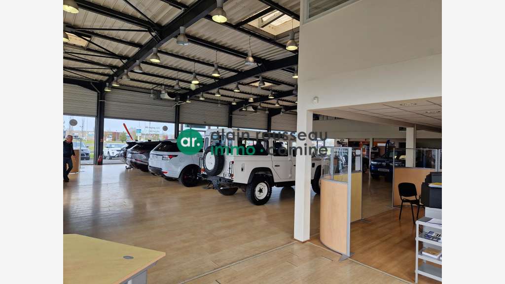 Local commercial 1725m² à louer à Cholet 