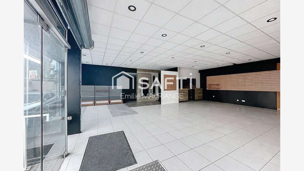 Loue local commercial 146m² + dépôt 98m² à Cholet