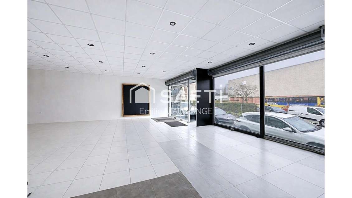 146 m² de surface commerciale + 98 m² d