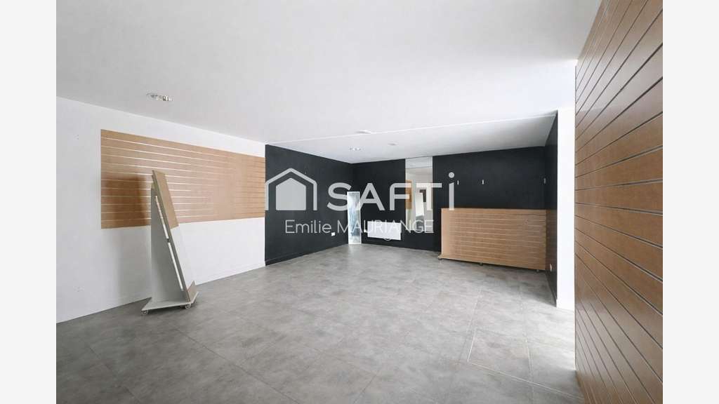 Loue local commercial 146m² + dépôt 98m² à Cholet
