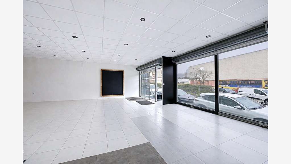 Loue local commercial 146m² + dépôt 98m² à Cholet