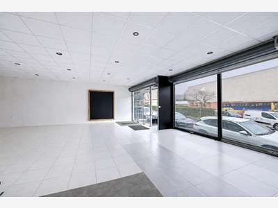 Loue local commercial 146m² + dépôt 98m² à Cholet