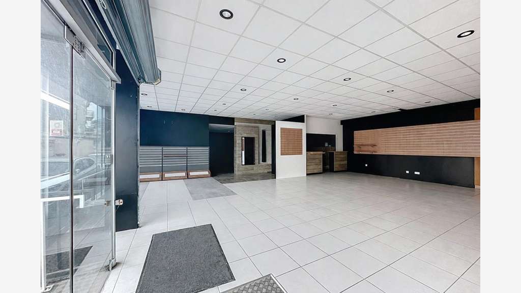 Loue local commercial 146m² + dépôt 98m² à Cholet