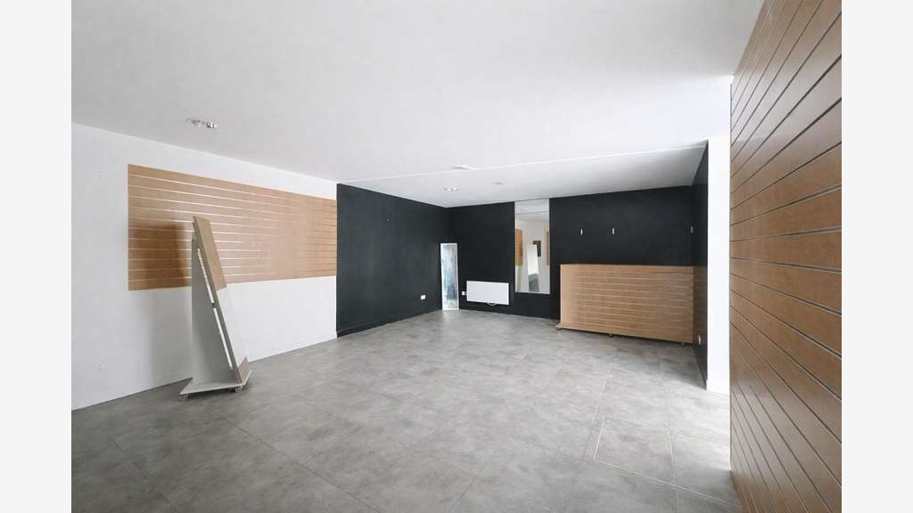 Loue local commercial 146m² + dépôt 98m² à Cholet