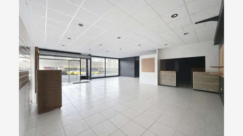 Loue local commercial 146m² + dépôt 98m² à Cholet