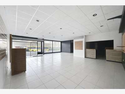 Loue local commercial 146m² + dépôt 98m² à Cholet