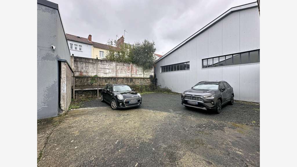 Loue local commercial 146m² + dépôt 98m² à Cholet