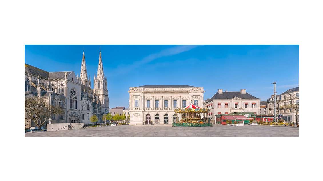 A louer locaux de 700m² à Cholet axe très passant
