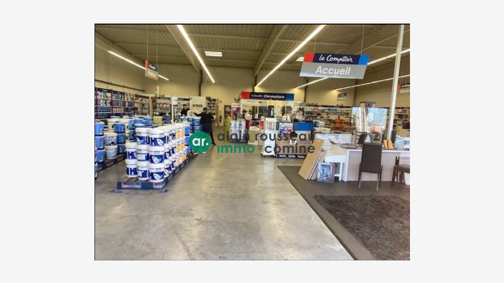 Local commercial 710m² à louer à Cholet