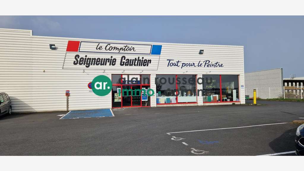 Local commercial 710m² à louer à Cholet