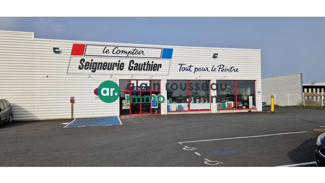 Local commercial 710m² à louer à Cholet 