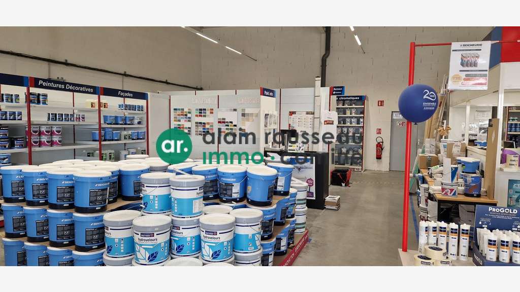 Local commercial 710m² à louer à Cholet
