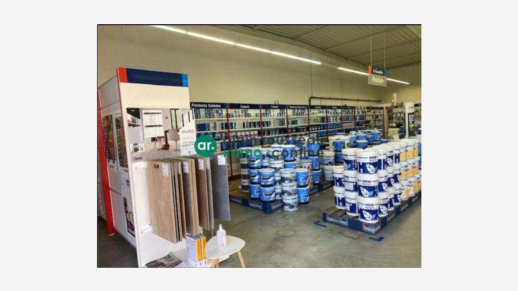 Local commercial 710m² à louer à Cholet