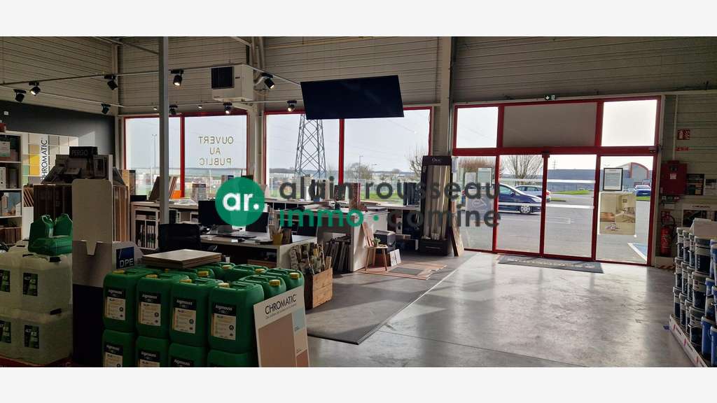 Local commercial 710m² à louer à Cholet