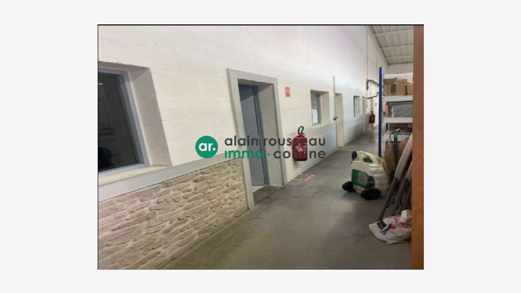Local commercial 710m² à louer à Cholet