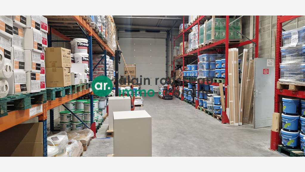 Local commercial 710m² à louer à Cholet