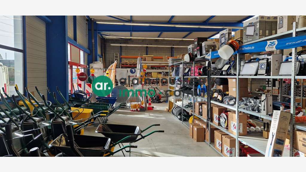 Local commercial 782m² à louer à Cholet