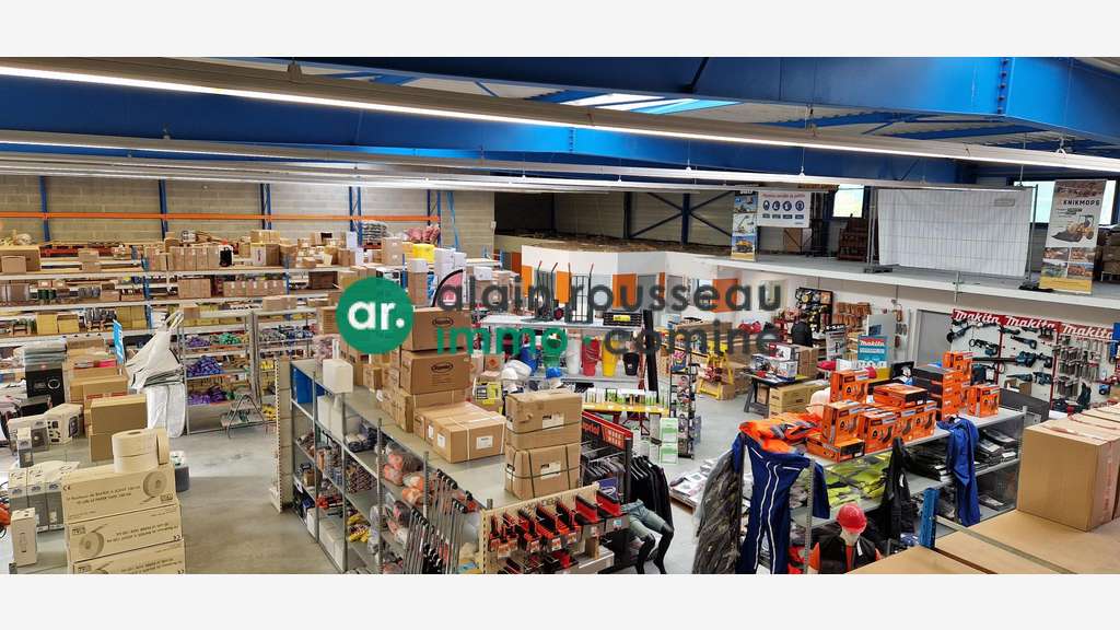 Local commercial 782m² à louer à Cholet